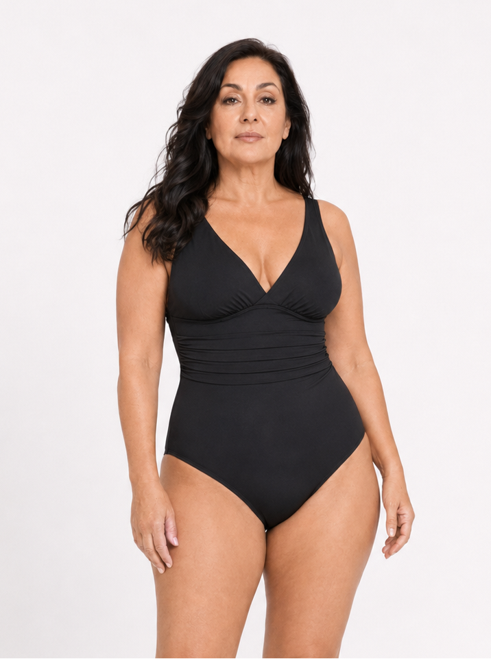 Bañador Ref. 0183 color negro con modelo Maria, vista tres cuartos