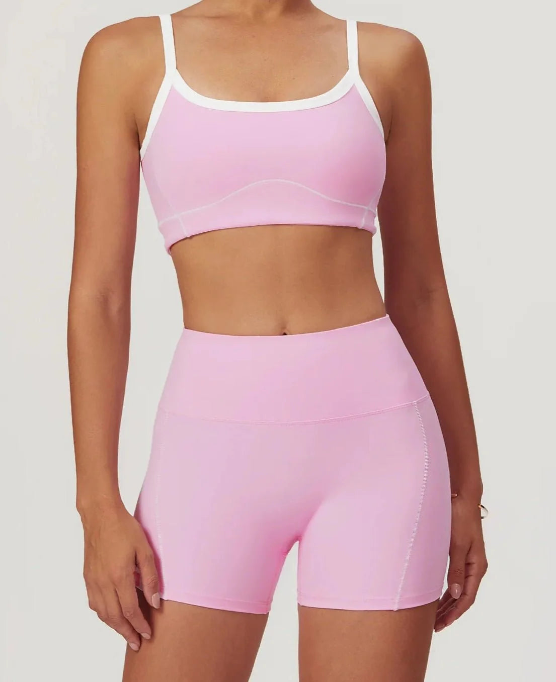 Conjunto Deportivo con Top de Tirantes Finos y Short Ref. 1050 - Marea Bella Swimwear