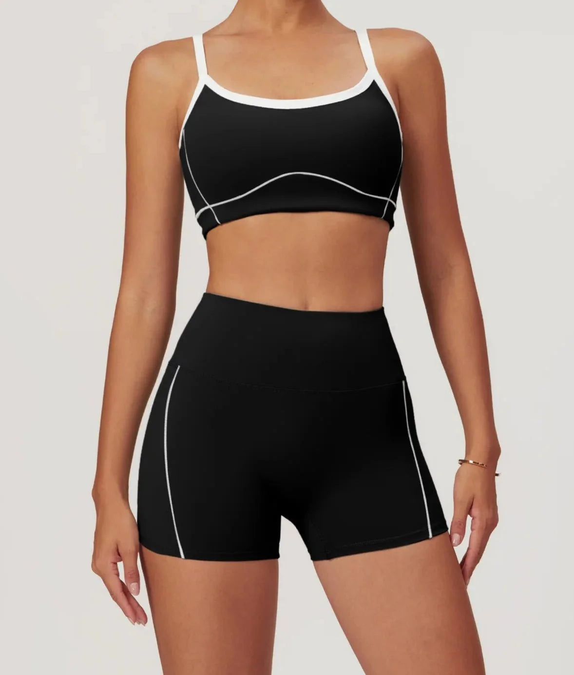 Conjunto Deportivo con Top de Tirantes Finos y Short Ref. 1050 - Marea Bella Swimwear