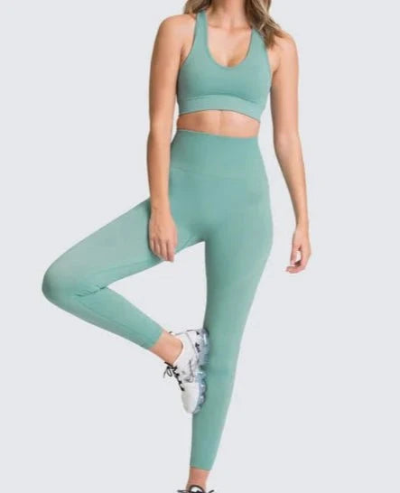 Conjunto Deportivo con Top de Tirantes Anchos y Leggings Ref. 1032 - Marea Bella Swimwear